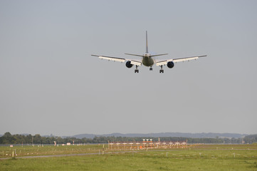 Flugzeug Silhouette bei Landung auf Flughafen München