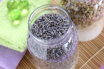 wellness lavendel kamillen badesalz handtuch badeperlen