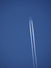 Flugzeug mit Kondesstreifen