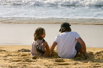 frère et soeur à la plage