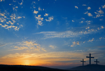 Fototapeta na wymiar trzy crucifixions na wzgórzu
