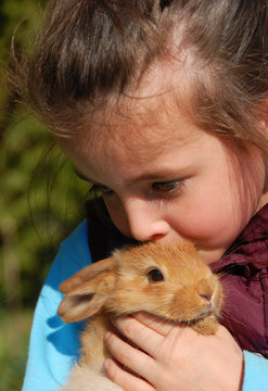 petite fille et son lapin