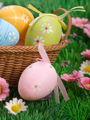 Bunte Ostereier im Körbchen
