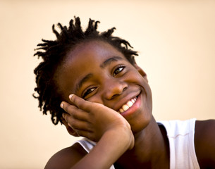 Junge st&uuml;tzt den Kopf auf