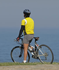 Ciclista frente al mar