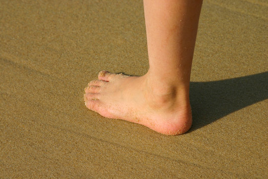 pied gauche sur le sable