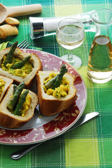 Asparagi verdi e uova nel pane - Contorni