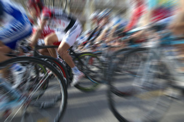 Gruppo di ciclisti con radial blur