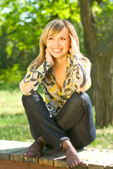 Obraz premium Young girl relaxing in a park