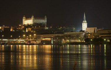Fototapeta na wymiar Pejzaż z Bratysława starego miasta w nocy