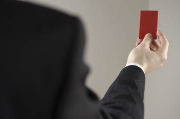geschäftsmann zeigt rote karte