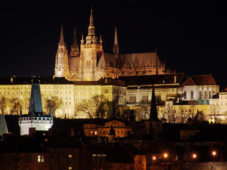 Fototapeta na wymiar Kolorowe Prague Castle gothic w nocy