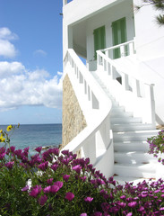 Weisse, unbewohnte Villa am Meer/white seaside mansion