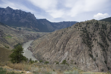 Fototapeta na wymiar Fraser River Valley w otoczeniu gór