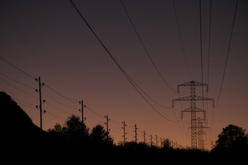 Stromleitungen in der Abenddämmerung