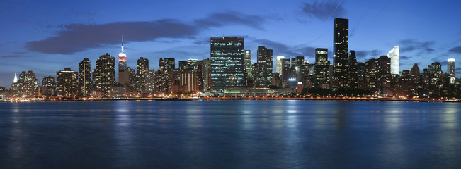 Obraz na płótnie Canvas New York City Skyline w nocy panoramiczny
