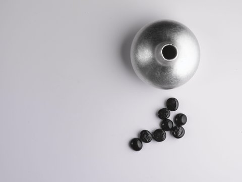 vaso argentato con sassolini neri di vetro