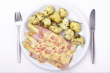 Spargel mit Schinke, Soße und Kartoffeln