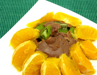 Schokoladenpudding mit Kiwi und Orange