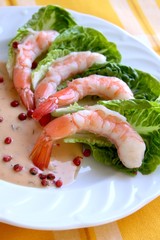 Frische Garnelen mit Salat und Dressing