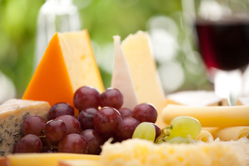 cheeseplate with grapes close