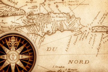 Fototapeta na wymiar Kompas na starej mapie