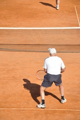 sénior qui joue au tennis