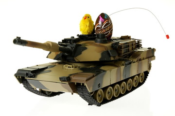 chicken with Easter egg on toy RC tank turret © Foto: M.N.