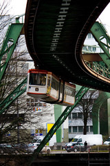 Schwebebahn in Aktion