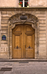 Fototapeta na wymiar Eleganckie drzwi paryski