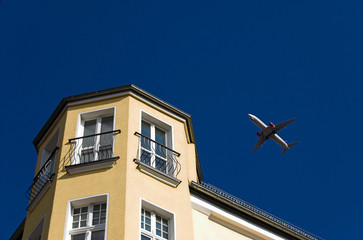 flugzeug über einem wohnhaus