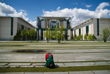 mann kniet vor bundeskanzleramt berlin