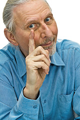Mann mit erhobenem Zeigefinger