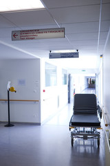 Brancard dans couloir d'hôpital