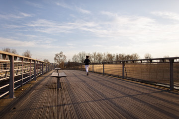 Joggeur sur la passerelle Solf&eacute;rino