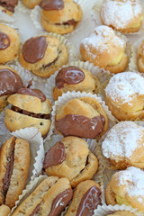 des choux et des éclairs à la crème et au chocolat