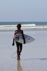 surfeur marchant sur la plage