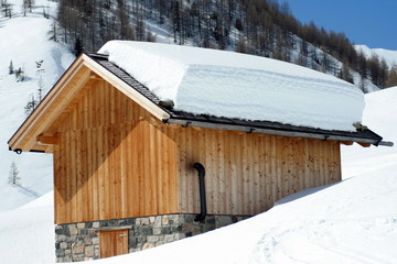 casa di montagna in legno tra la neve