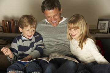 Obraz premium Father And Two Children Reading