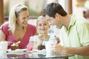 Crédence de cuisine en verre imprimé Restaurant Family Having Lunch Together At The Mall