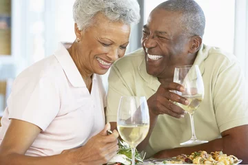 Crédence de cuisine en verre imprimé Restaurant Senior Couple Having Lunch Together At A Restaurant