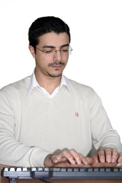 Homme tapant au clavier