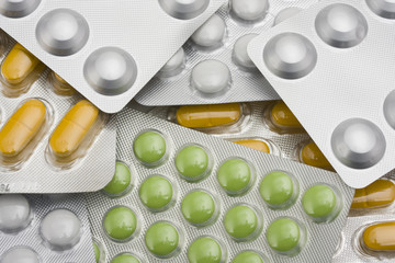 bunte Pillen in Blister-Verpackung