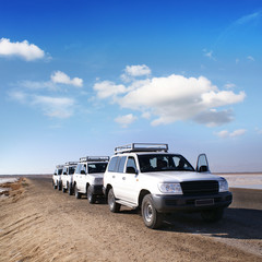 Obraz na płótnie Canvas Jeep Safari przez pustynie Afryki