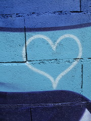Coeur blanc sur mur bleu.