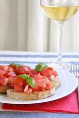 Bruschetta und Weißwein