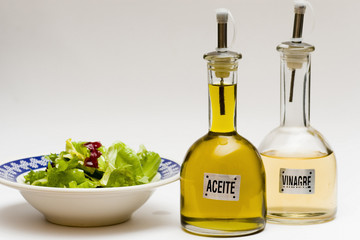 aceitera, vinagrera y ensalada