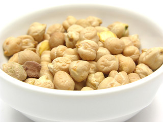 Ein Porzellanschale mit Kichererbsen