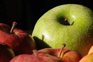 pomme verte et pommes rouges