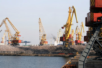 Fototapeta na wymiar Port morski port handlowy z d¼wigów towarowych